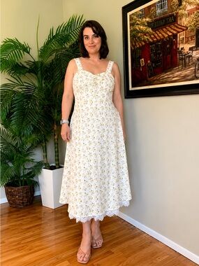 Cottagecore dress with the prettiest delicate floral print and lace details 🌼